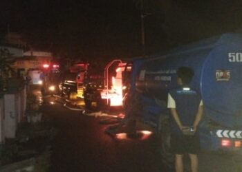 5 Rumah Terbakar, PAM Tirta Karajae Bantu Proses Pemadaman