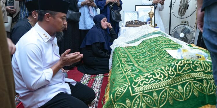 Andi Sudirman Melayat Prof Paturungi Parawansa, Mertua Gubernur Jatim Khofifah Andi Sudirman Melayat Prof Paturungi Parawansa, Mertua Gubernur Jatim Khofifah