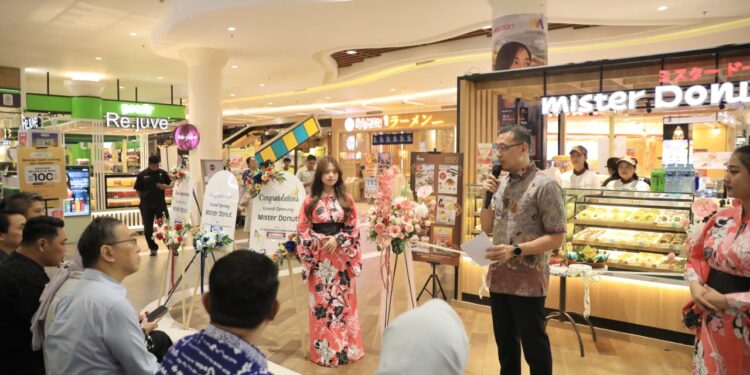 Sekretaris Daerah (Sekda) Makassar Andi Zulkifly bersama President Direktur Mister Donut Steven Sunarno meresmikan Gerai Mister Donut di Kota Makassar, tepatnya di Trans Mall Studio (TSM) Makassar, Kamis (18/9/2025)