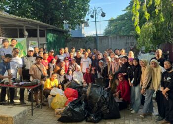 Peringati WCUD 2025, Diskominfo Makassar Gelar Kerja Bakti dan Kunjungi TPS3R