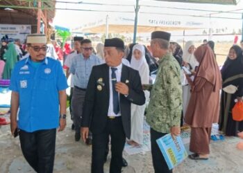 Momen Maulid Nabi di Padangloang Alau, Bupati Sidrap Serahkan Bantuan Bibit Jambu Air