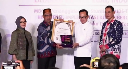 Wamendagri Serahkan Penghargaan untuk Pemkab Sidrap