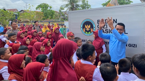 Bupati Sidrap Turut Antar MBG, Para Siswa Tampak Ceria Bupati Sidrap Turut Antar MBG, Para Siswa Tampak Ceria