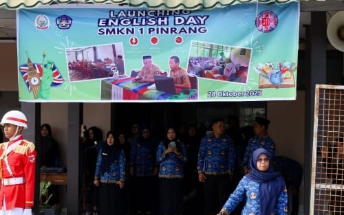 Respon Arahan Gubernur, SMKN 1 Pinrang Luncurkan English Day