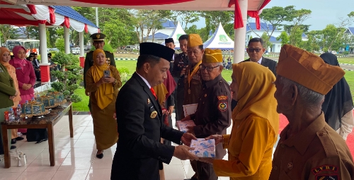 Peringati Hari Pahlawan 2025, Bupati Sidrap Serahkan Penghargaan Peringati Hari Pahlawan 2025, Bupati Sidrap Serahkan Penghargaan