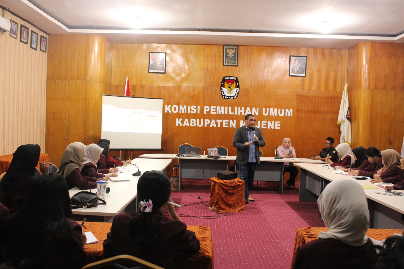 Bahas Teknologi di Pemilu, Ketua KPU Majene Isi Materi Praktisi Mengajar Ilmu Politik