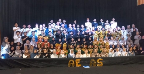 Satu Layar, Sejuta Latar: AERAS Hidupkan Ruang Seni Budaya di SMA 5 Parepare Satu Layar, Sejuta Latar: AERAS Hidupkan Ruang Seni Budaya di SMA 5 Parepare