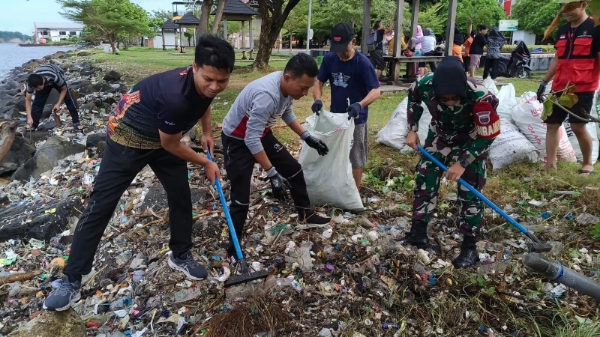 Wujudkan Pesisir Bersih, TNI-Polri dan Mahasiswa KKN Unhas Bersihkan Sampah di Pantai Mattirotasi Wujudkan Pesisir Bersih, TNI-Polri dan Mahasiswa KKN Unhas Bersihkan Sampah di Pantai Mattirotasi